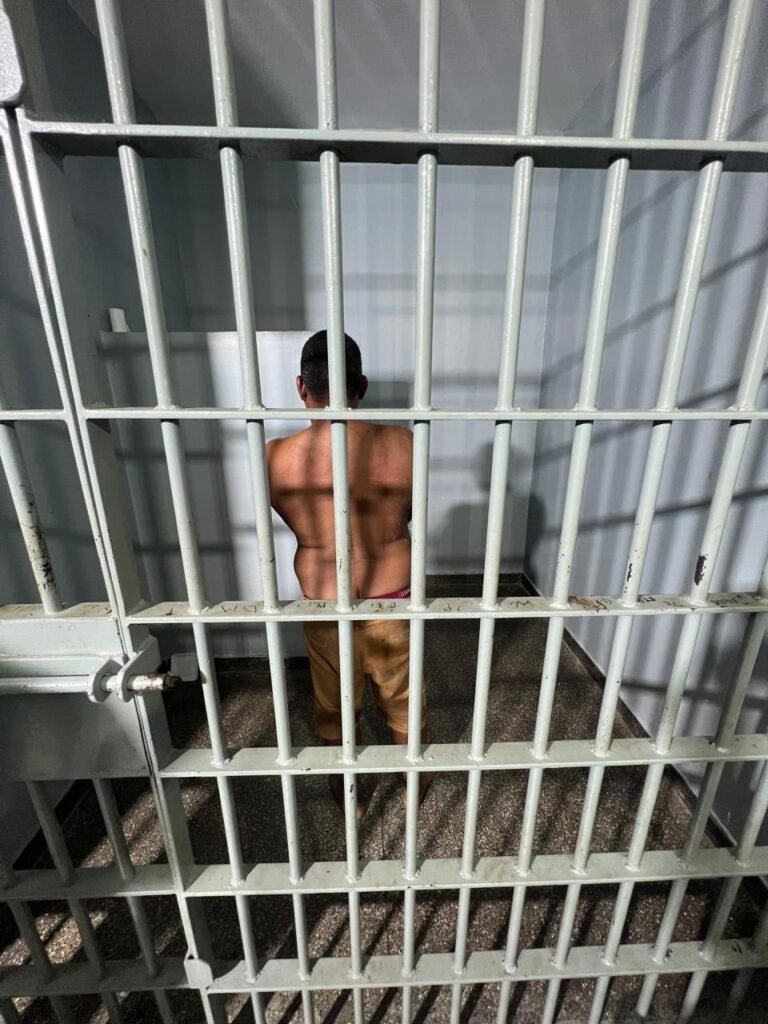 1000691340-768x1024 Homem é preso após ameaçar família com faca e resistir à PM no Jardim Vitória