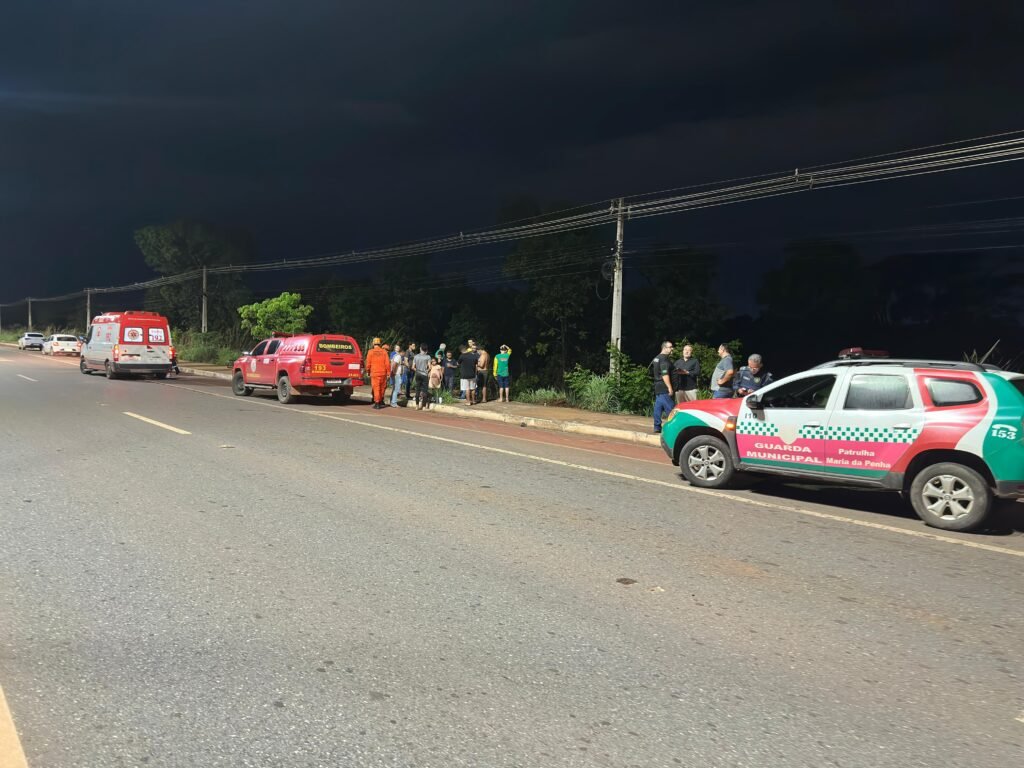 1000711011-1024x768 Batida violenta lança carros em ribanceira e deixa nove feridos na Mário Andreazza
