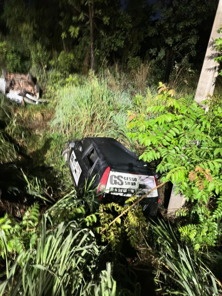 1000711012-768x1024 Batida violenta lança carros em ribanceira e deixa nove feridos na Mário Andreazza