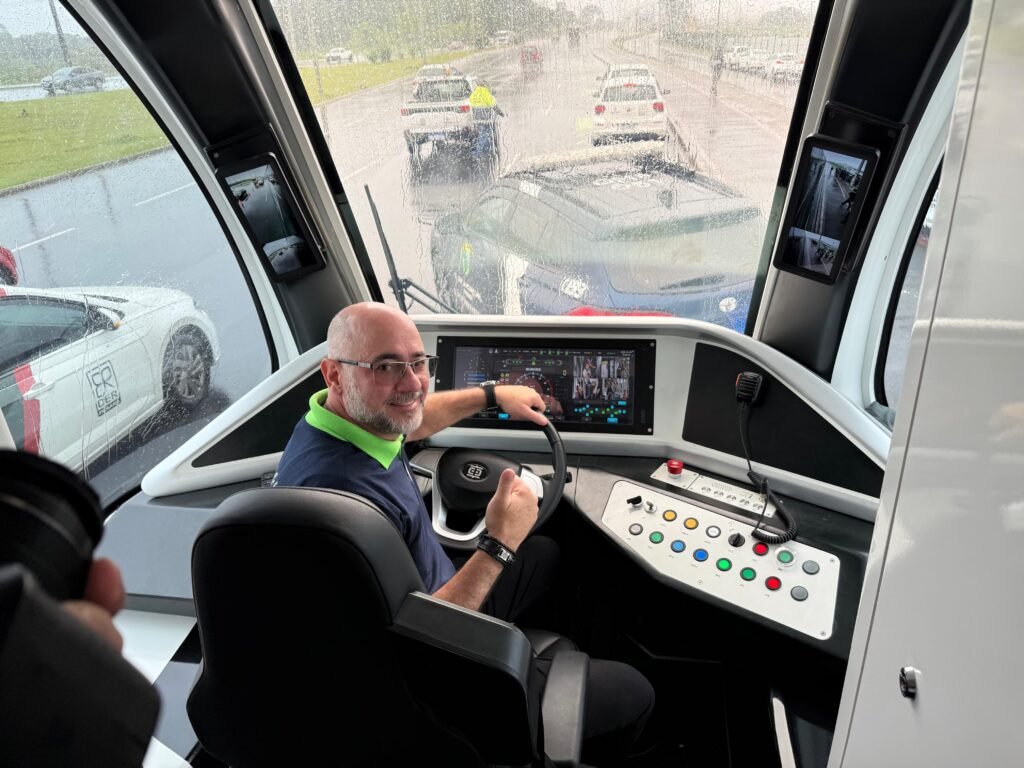 2025-12-09-11-04-whatsapp-image-2025-12-09-at-1045443-69383a68be84b-1024x768 Prefeito Abilio acompanha estreia do Bonde Urbano Digital no Paraná e reforça plano de trazer o modal para Cuiabá