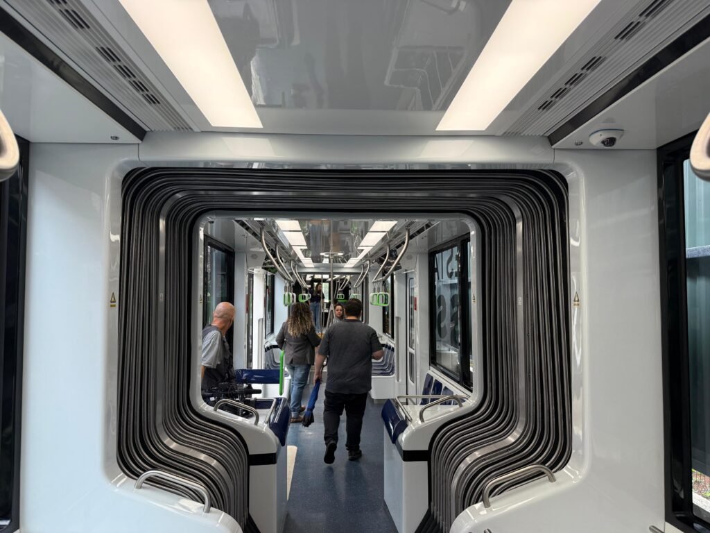 2025-12-09-11-04-whatsapp-image-2025-12-09-at-1045463-69383a75100b9-1024x768 Prefeito Abilio acompanha estreia do Bonde Urbano Digital no Paraná e reforça plano de trazer o modal para Cuiabá