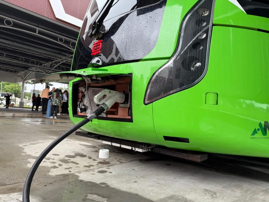 2025-12-09-11-04-whatsapp-image-2025-12-09-at-104548-69383a76470ac-1024x768 Prefeito Abilio acompanha estreia do Bonde Urbano Digital no Paraná e reforça plano de trazer o modal para Cuiabá