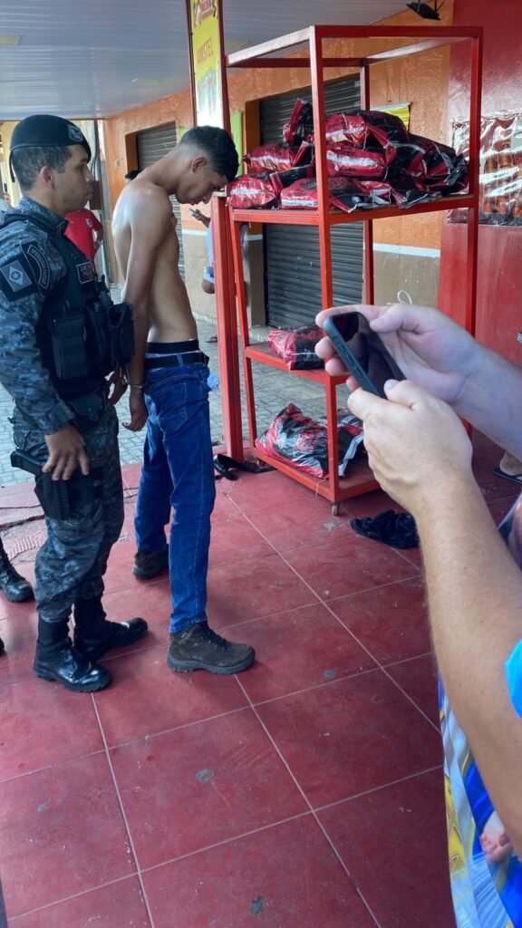 c6ea7aaa-e1c6-44f2-96ee-03c55747fa46-576x1024 Tentativa de assalto termina com suspeito morto a tiros em distribuidora no Tijucal