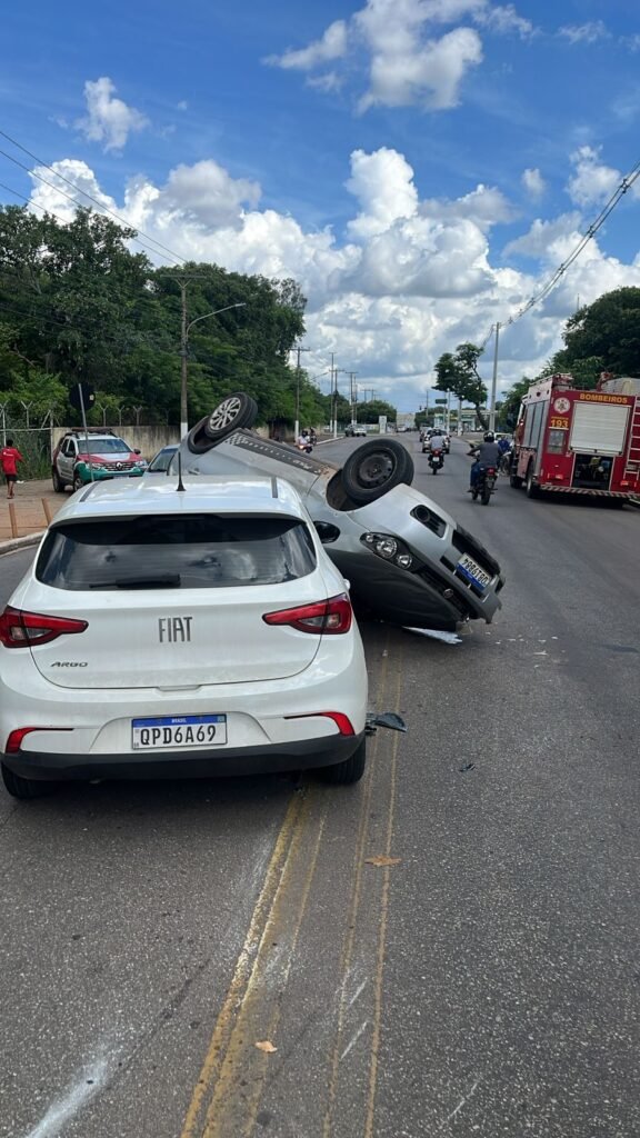 1000718074-576x1024 Capotamento mobiliza Bombeiros e Guarda Municipal na avenida Dom Orlando Chaves