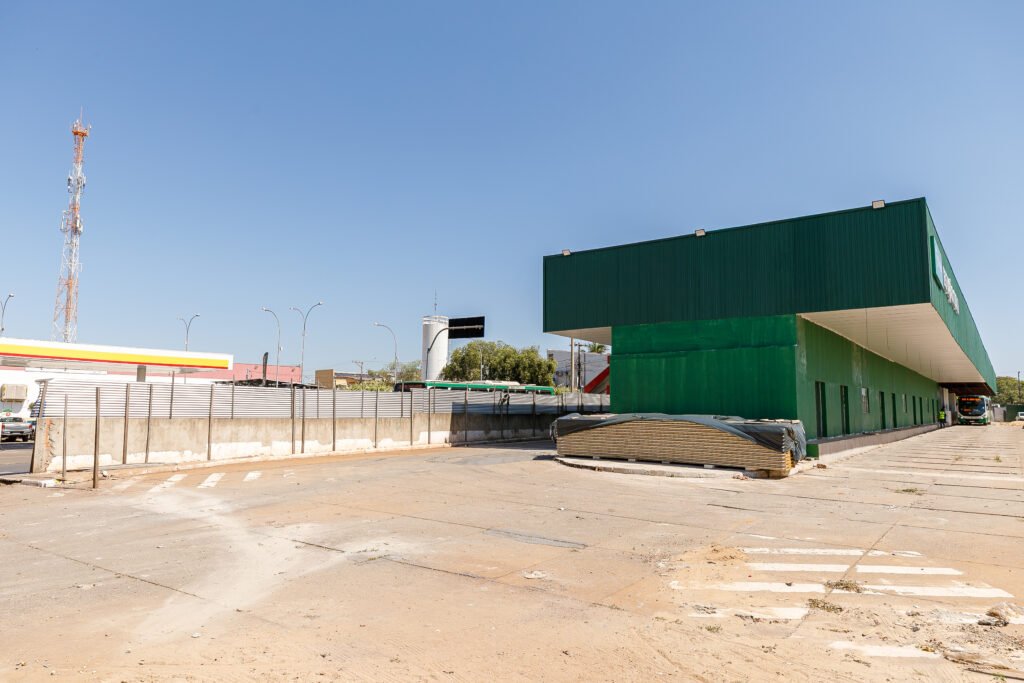 2025-08-07-16-44-2u8a6618-6895103cda5fa-1024x683 Prefeito manda acelerar obra e libera uso provisório do Terminal do CPA 3 para tirar passageiros da chuva