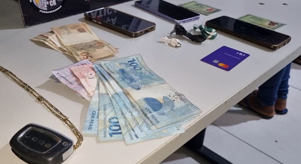 WhatsApp-Image-2026-01-06-at-01.56.06-1024x560 Força Tática desarticula trio com drogas e suspeita de golpes online em Várzea Grande