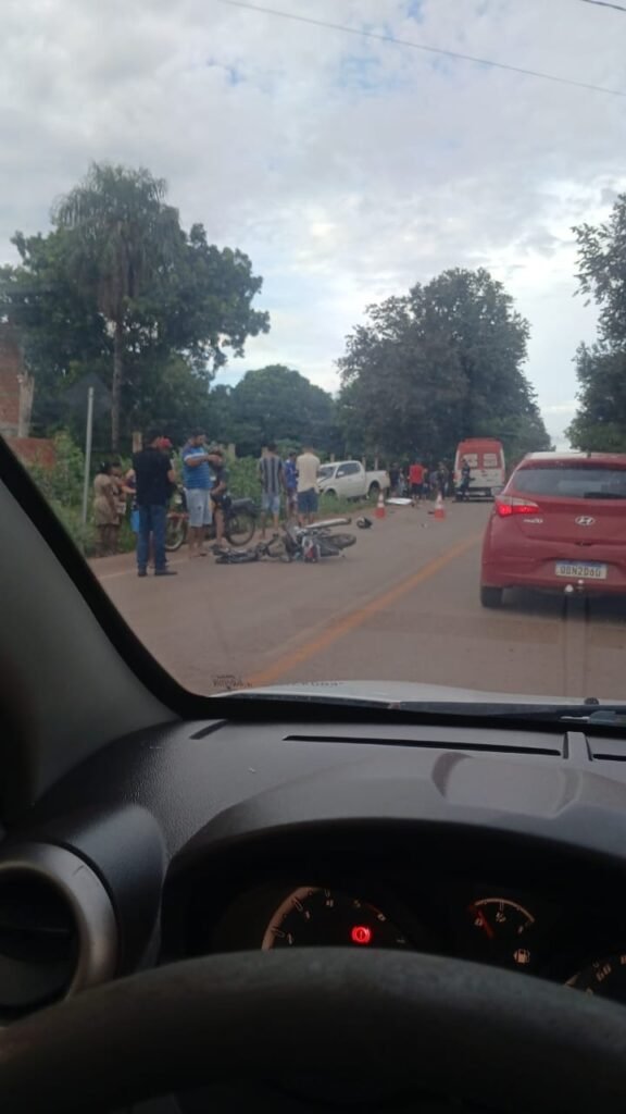 5e5a44c6-683d-4150-bd59-9d1a5b45cb58-576x1024 Manhã trágica em Várzea Grande: colisão violenta entre moto e caminhonete deixa morto na Avenida do Capão Grande