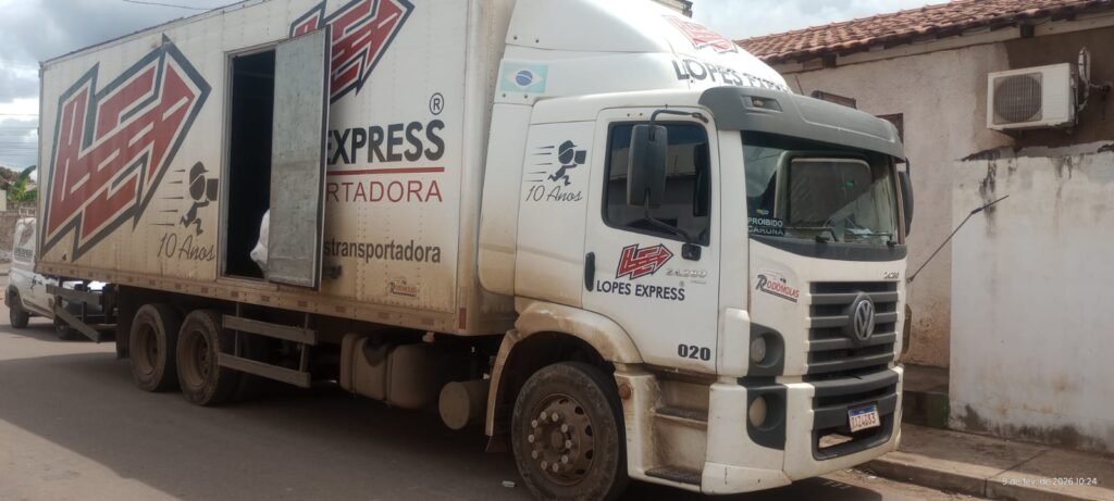 WhatsApp-Image-2026-02-09-at-16.24.31-1024x461 Caminhão furtado é localizado após bloqueio de trânsito em avenida de Cuiabá