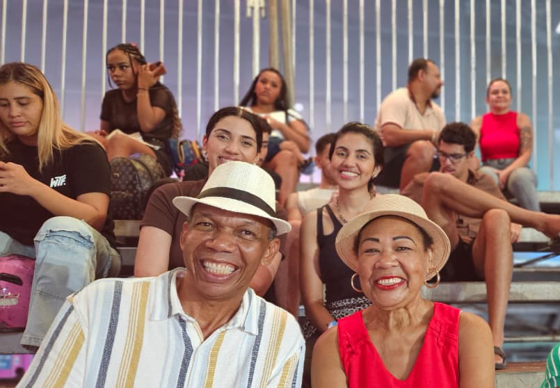 casal_materia-1 Carnaval 2026 começa com brilho, tradição e casa cheia na Arena Pantanal