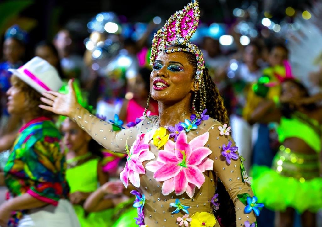 dentro_carnaval Carnaval 2026 começa com brilho, tradição e casa cheia na Arena Pantanal