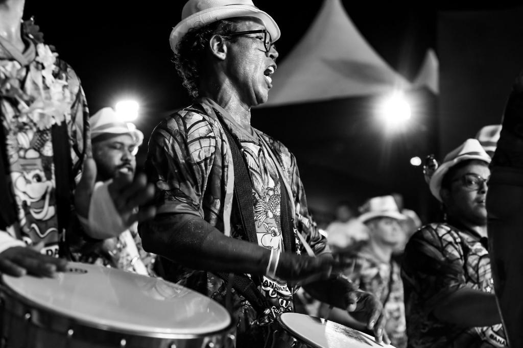 pretoebranco-1 Carnaval 2026 começa com brilho, tradição e casa cheia na Arena Pantanal