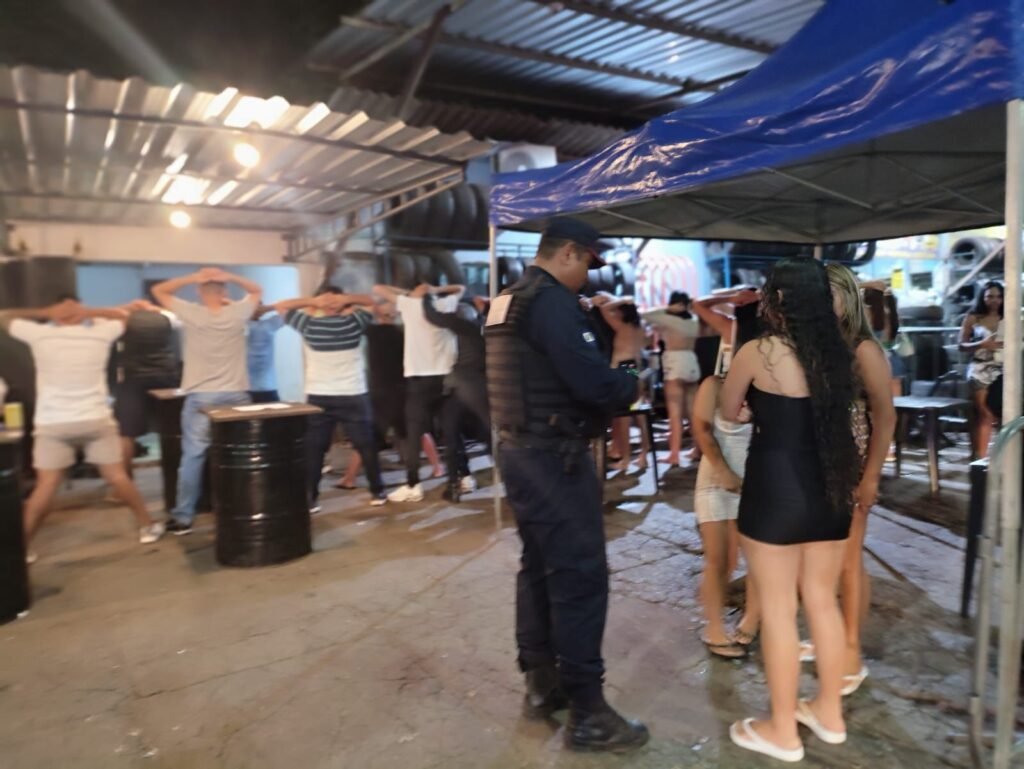 1000800771-1024x769 FLAGRANTE: Dono de distribuidora é detido após menores consumirem álcool e ocupação irregular de avenida