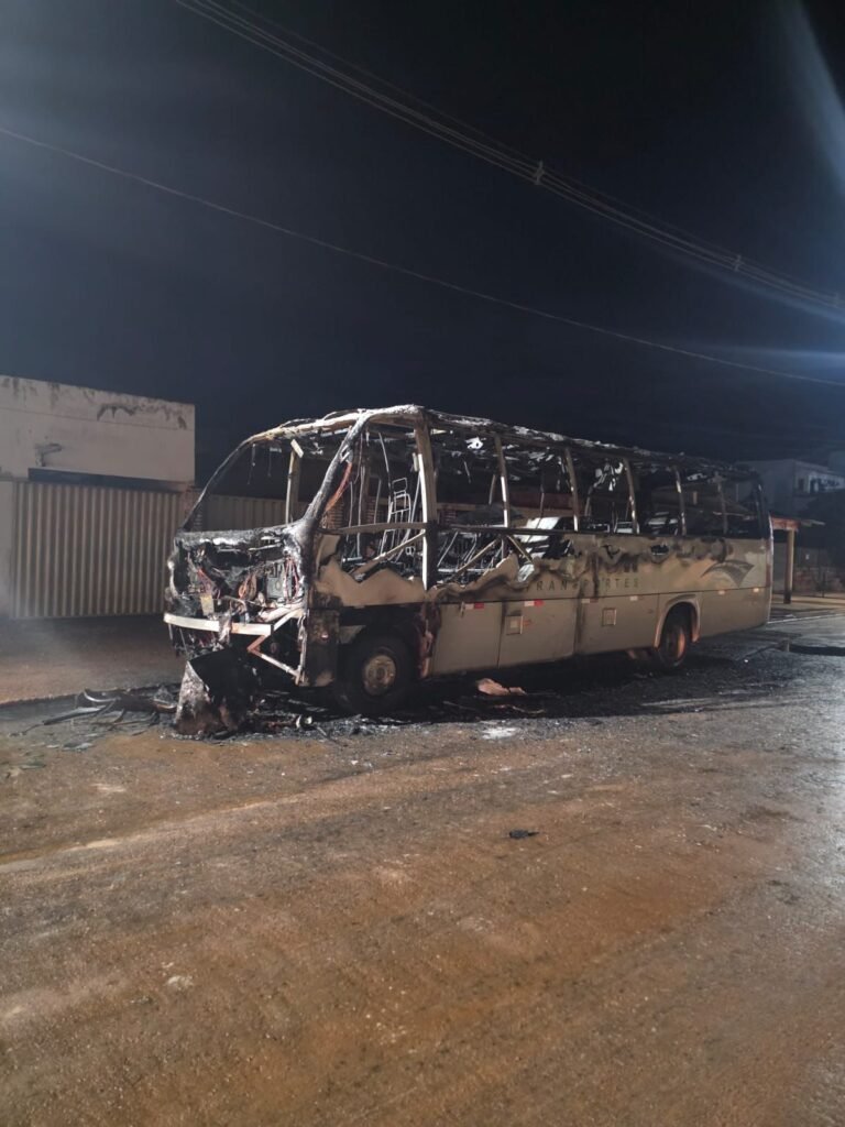 WhatsApp-Image-2026-03-20-at-06.20.57-768x1024 Madrugada de susto: micro-ônibus pega fogo e mobiliza moradores em Poconé