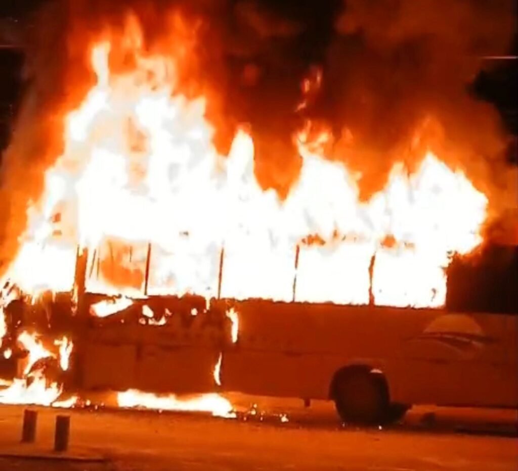 WhatsApp-Image-2026-03-20-at-06.20.58-1024x932 Madrugada de susto: micro-ônibus pega fogo e mobiliza moradores em Poconé