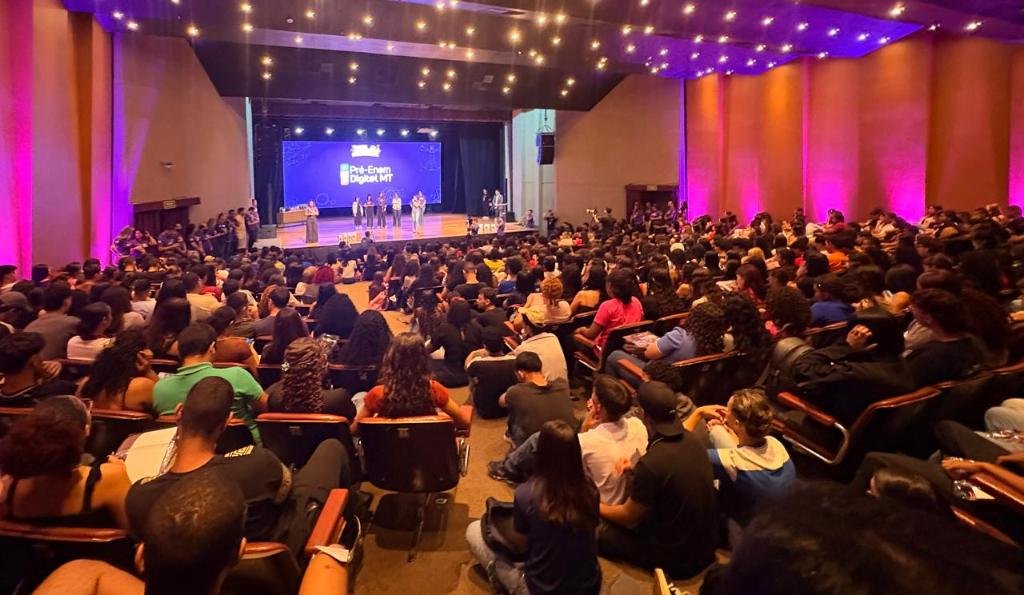 WhatsApp-Image-2026-03-21-at-14.02.02 Preparação de peso: 500 estudantes lotam teatro da UFMT em aulão do Pré-Enem Digit@l 2026