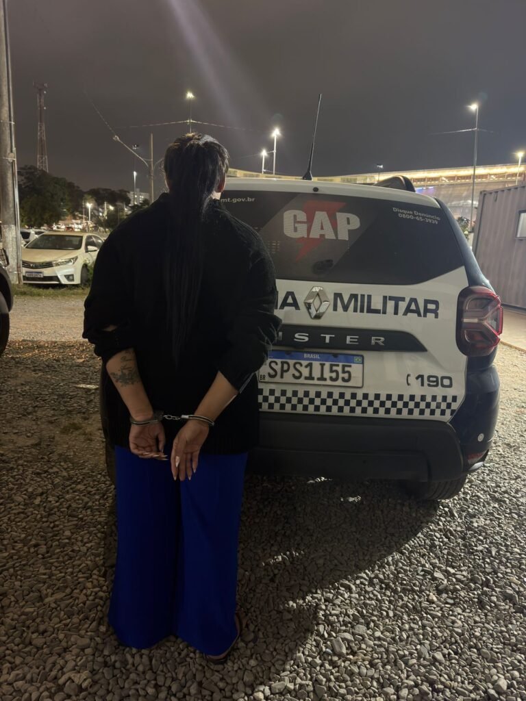 1000877283-768x1024 Mulher tenta fugir, esconde drogas dentro de fogão e acaba presa no Jardim Vitória em Cuiabá