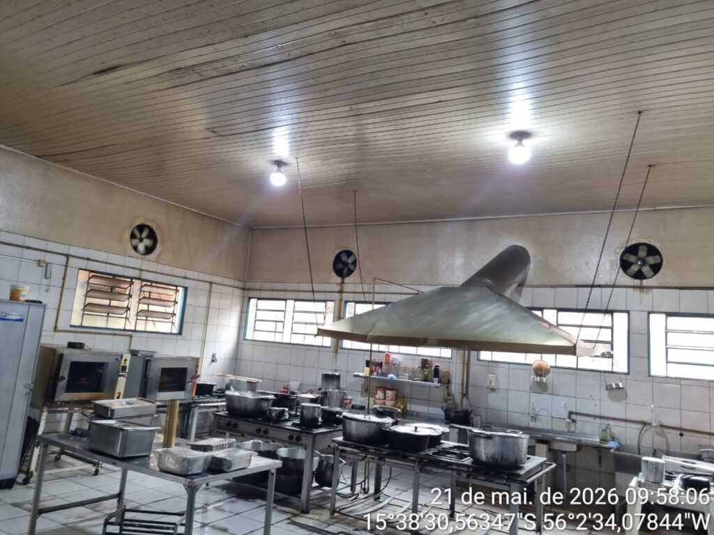 2026-05-21-14-43-whatsapp-image-2026-05-21-at-142918-2-6a0f525080fc9-1024x768 Vigilância Sanitária interdita fornecedora de alimentos após encontrar esgoto e indícios de contaminação em Cuiabá