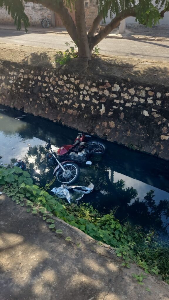 WhatsApp-Image-2026-05-25-at-09.21.06-576x1024 Motociclista sem habilitação foge da PM em alta velocidade e cai em córrego durante perseguição em Cuiabá