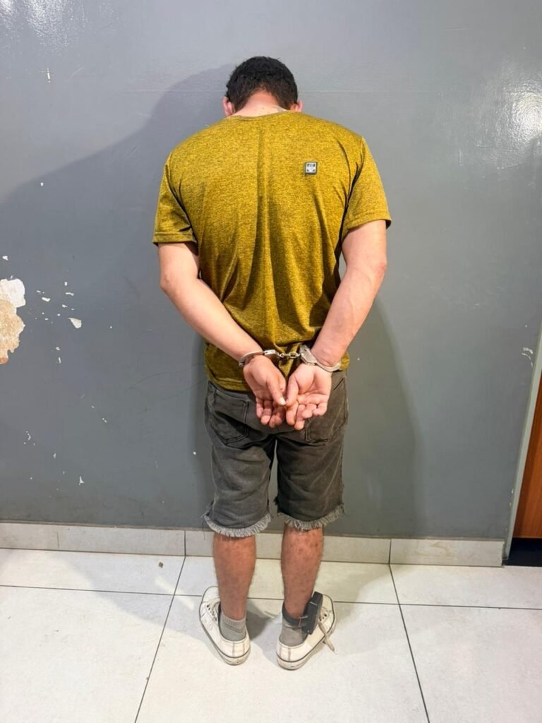 WhatsApp-Image-2026-05-26-at-00.45.37-768x1024 Suspeito é preso após ser flagrado em atitude suspeita próximo ao quarto de crianças em Várzea Grande