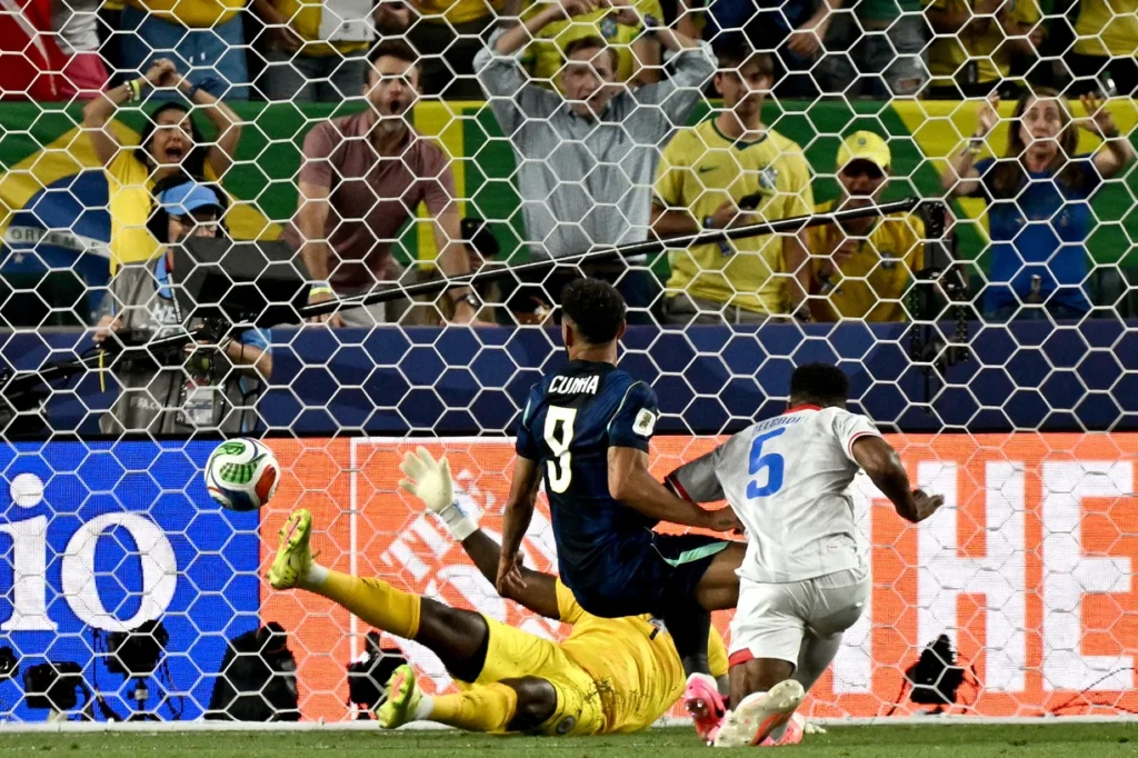 1000907599-1024x682 Brasil vence Haiti, convence em campo e assume liderança do Grupo C na Copa do Mundo