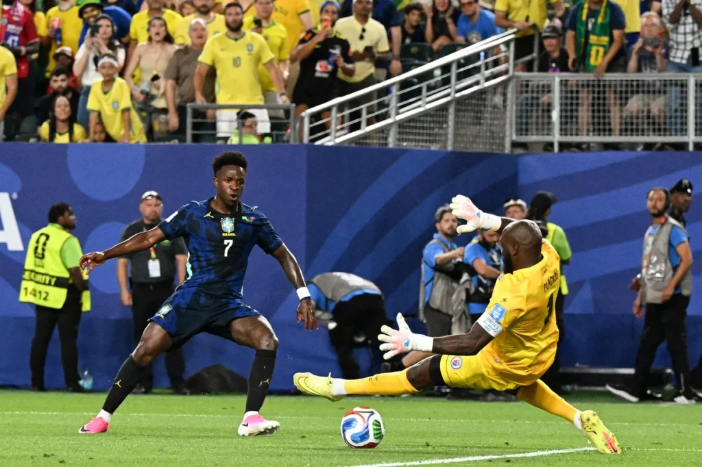 1000907601-1024x682 Brasil vence Haiti, convence em campo e assume liderança do Grupo C na Copa do Mundo