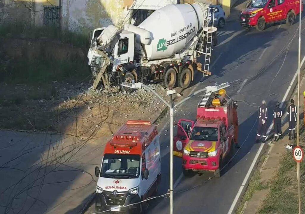 WhatsApp-Image-2026-07-16-at-16.42.30-1024x719 Motorista fica preso em caminhão após atingir rede elétrica e provoca interdição total da Avenida Ulisses Pompeu em Várzea Grande