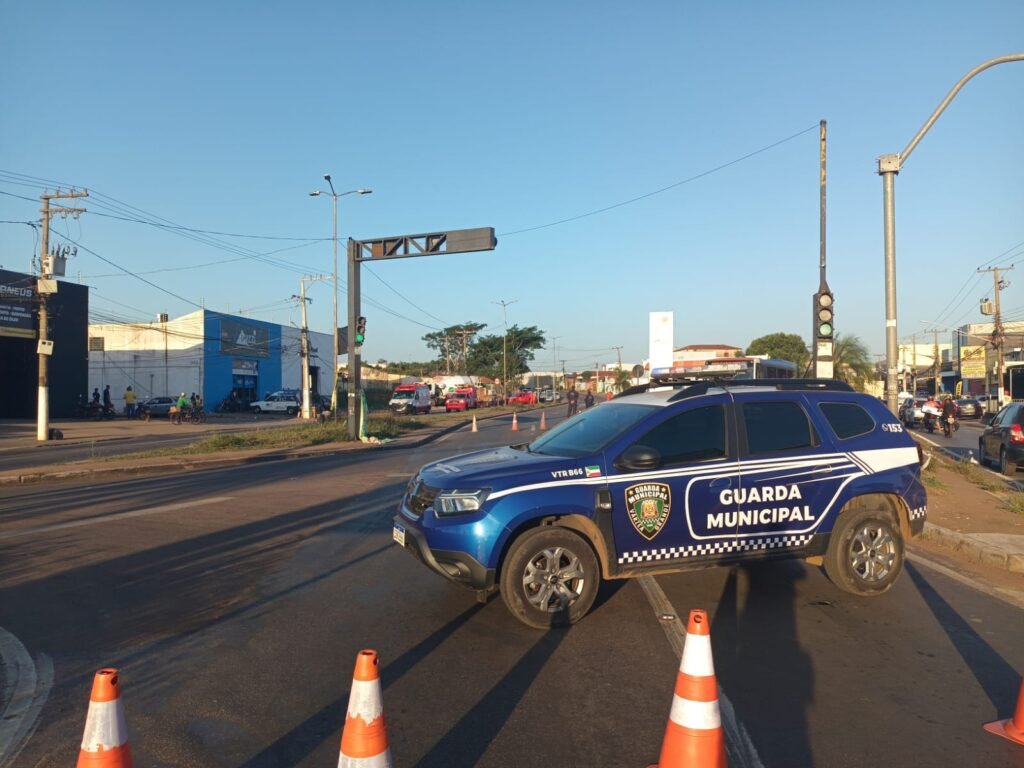 WhatsApp-Image-2026-07-16-at-16.45.13-1024x768 Motorista fica preso em caminhão após atingir rede elétrica e provoca interdição total da Avenida Ulisses Pompeu em Várzea Grande
