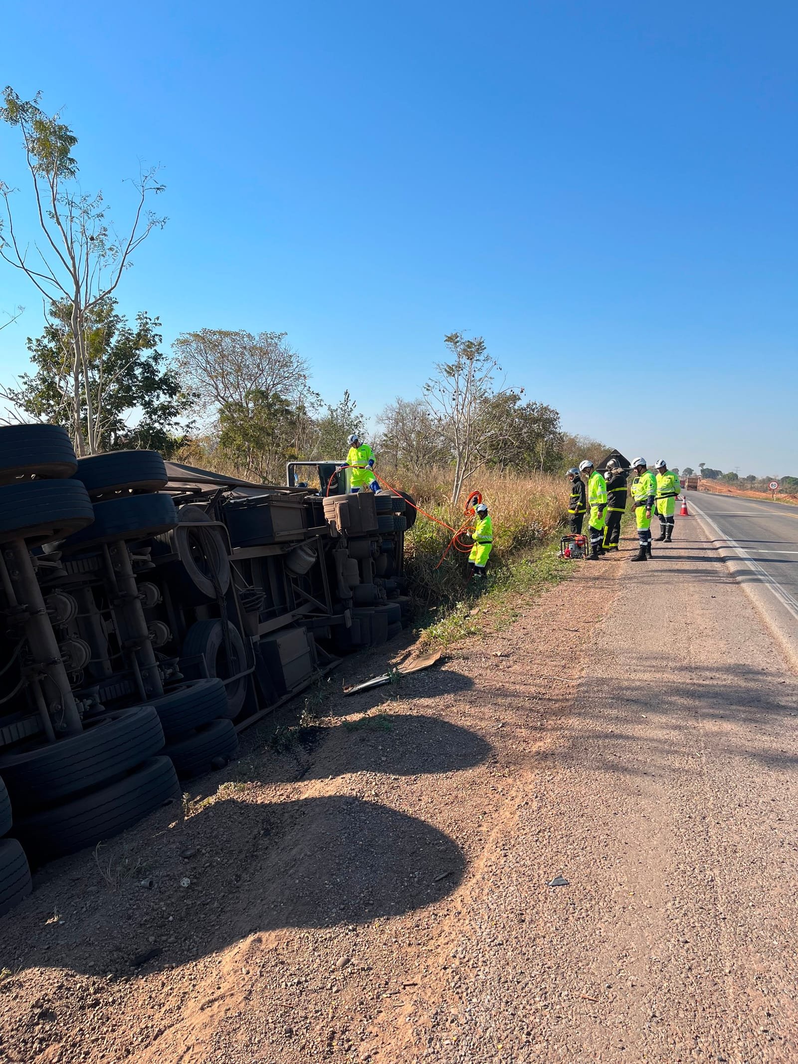 Motorista de carreta morre após perder controle e cair em ribanceira na Estrada de Jangada, em Mato Grosso