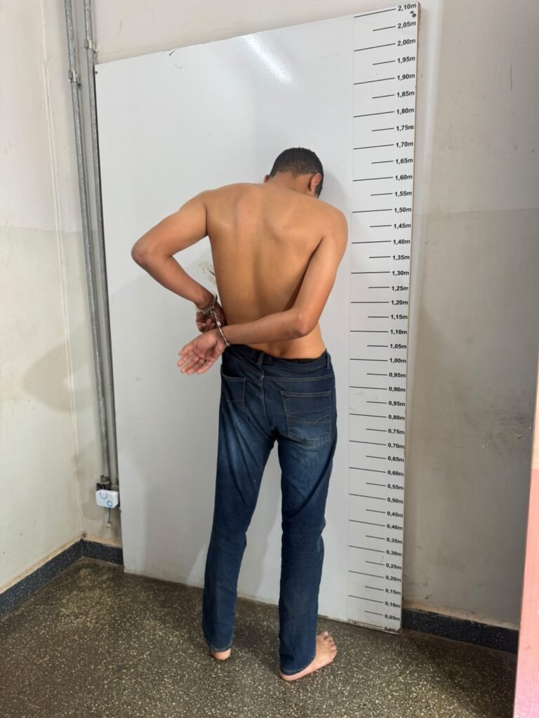 1001010298-768x1024 Polícia Militar prende homem suspeito de manter ex-companheira e criança de 6 anos em cárcere privado em Cuiabá