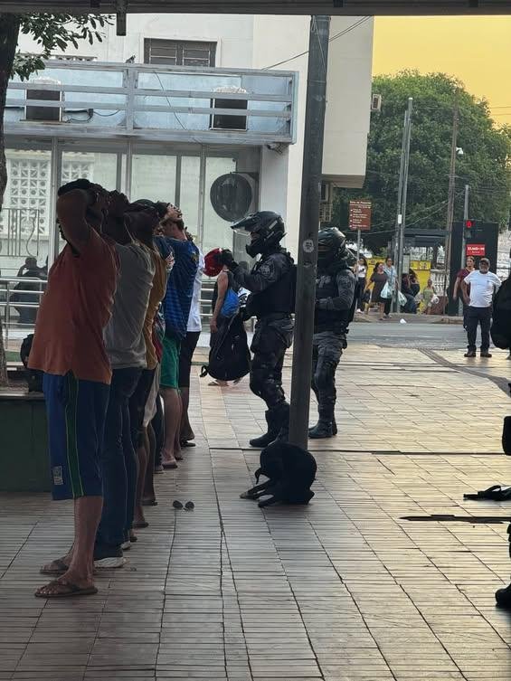 1001037217-1 RAIO aborda suspeitos após denúncia de uso de drogas na região central de Cuiabá