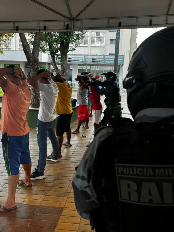 1001037219-1 RAIO aborda suspeitos após denúncia de uso de drogas na região central de Cuiabá