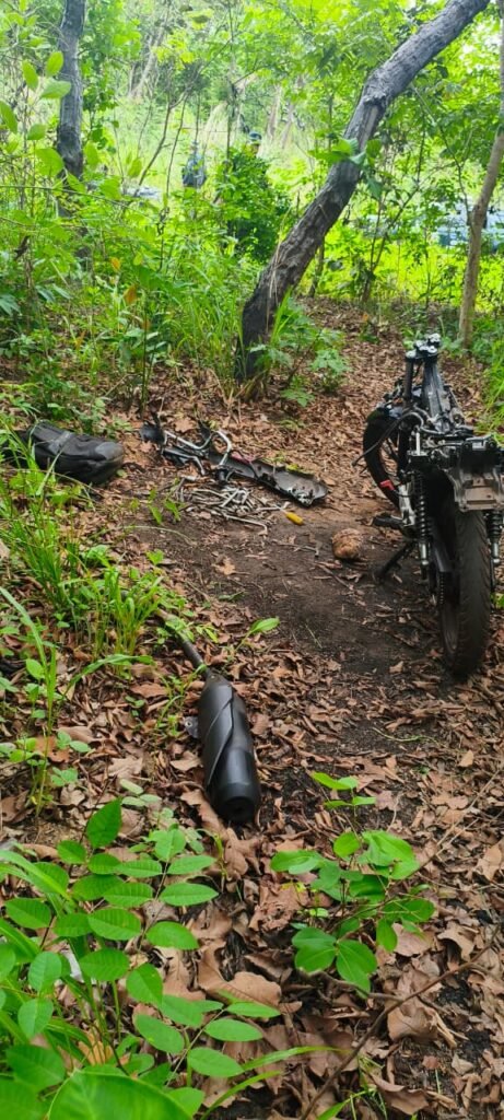 1001045323-461x1024 Guarda Municipal recupera moto furtada e prende dois homens desmontando veículo em área de mata em Várzea Grande