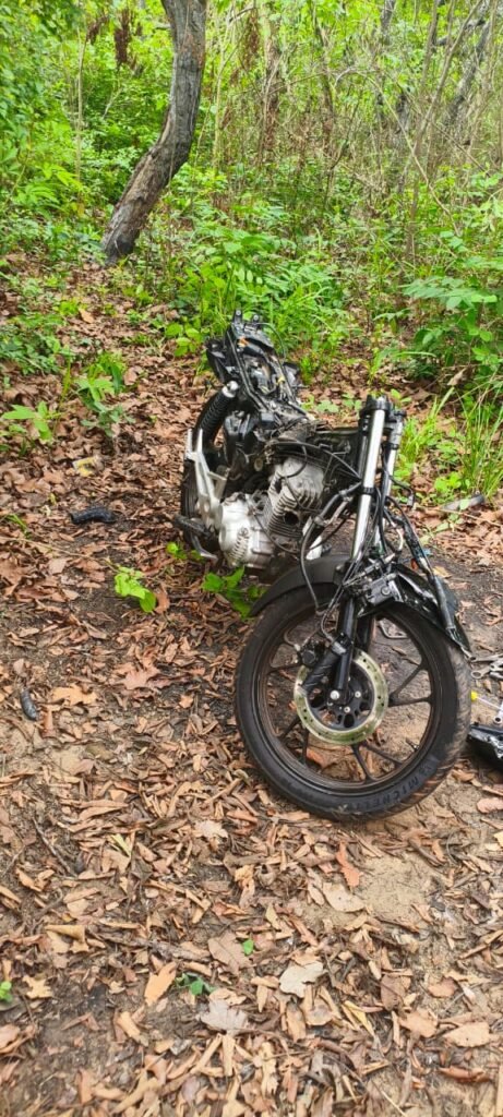 1001045324-461x1024 Guarda Municipal recupera moto furtada e prende dois homens desmontando veículo em área de mata em Várzea Grande