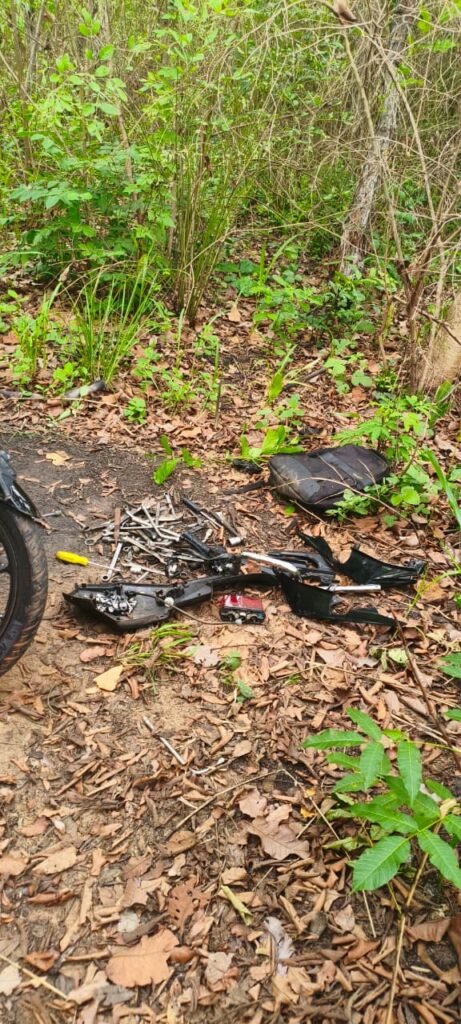 1001045325-461x1024 Guarda Municipal recupera moto furtada e prende dois homens desmontando veículo em área de mata em Várzea Grande